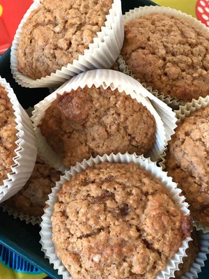 Omenamuffinit sopivat erinomaisesti pitkille aamiaisille ja iltapäiväkahveille. Ne valmistuvat lähes yhtä nopeasti kuin pannullinen kahvia.