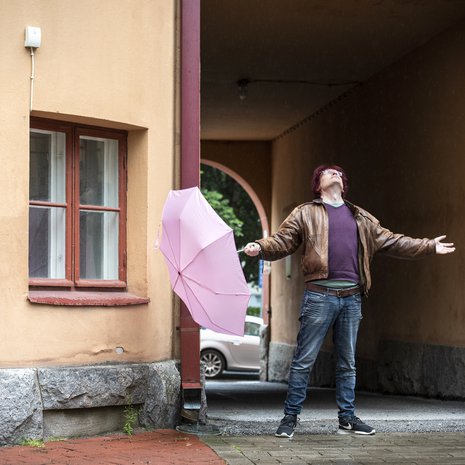 Kun Jussi Seppänen sai kuulla, että hänen sairauteensa on keksitty lääke, hän päätti: En halua olla elämässä kyyninen, haluan olla kannustava. En halua itkeä, haluan nauraa.