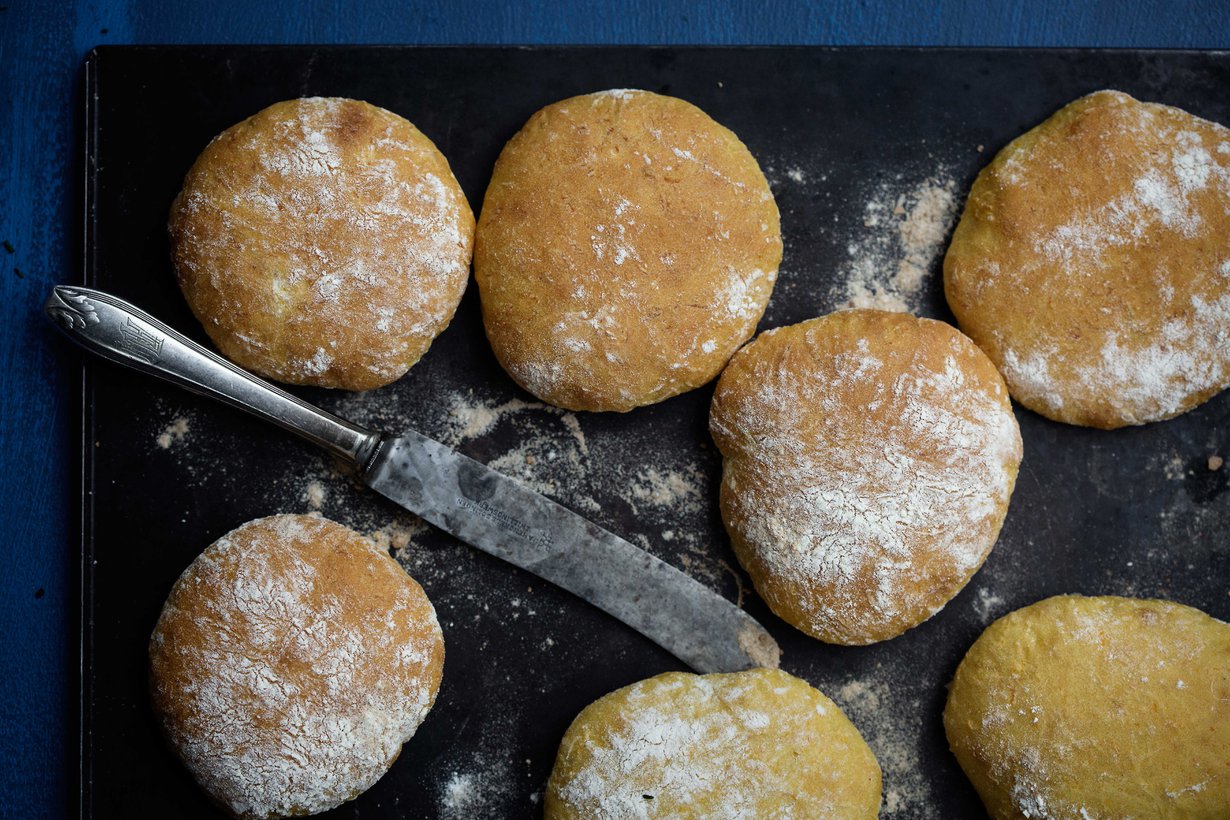 Pitaleipien taikinaan piiloutuu porkkanaa.