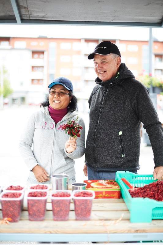 "Eilen metsässä mieheni Heikki kantoi puolukkakoriani. Tänään hän auttaa minua myymään puolukoita torilla. Heikki on kiltti. Se tekee minut onnelliseksi." Ruamrak Khenkaen, 47, Lappeenranta  "Eilen olin vaimoni Ruamrakin kanssa puolukkametsässä. Emme puhuneet paljon, poimimme vain. Tuntui hyvältä, kun hän poimi siinä ihan vieressä. Yhteensä saimme 40 litraa. Olemme olleet 15 vuotta yhdessä. Vaimoni on Thaimaasta, meillä molemmilla on takana avioero. Elämä opettaa. Vasta nyt ymmärrän, miten tärkeää on yrittää aistia vaimon tunnetiloja. Mietin koko ajan, miten voisin olla tukena. Nuorempana sitä oli vähän tulisempi luonne." Heikki Sten, 70, eläkeläinen, Lappeenranta