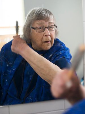 "Olin nuorena niin sanottu aito blondiini", Tuula Raatikainen sanoo kammatessaan aamulla hiuksiaan.