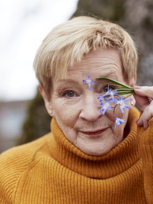 <macro_up> “Joskus sanotaan, että koskaan ei ole liian myöhäistä saada onnellista lapsuutta. Kyllä se minusta on jossain vaiheessa myöhäistä. Lapsen kokemusmaailma on ainutkertainen", Inke sanoo.