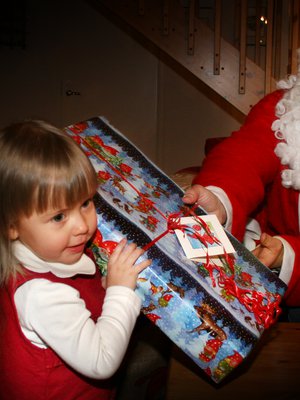 Isosisä katoaa jonnekin juuri ennen kuin pukki tulee käymään. Sekin kuuluu täydelliseen jouluaattoon.