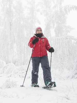 ”Mieheni sanoo, että vaimo häviää lumikengät jalassa metsään ja tulee tyytyväisenä takaisin”, Johanna Ovaska kertoo.