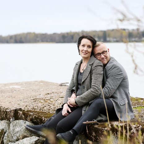 Nyt yhdessäolo tuntuu kevyeltä. ”On ihanaa käydä ostamassa makkarapaketti ja kävellä läheiselle laavulle istumaan nuotion eteen”, Saija sanoo.