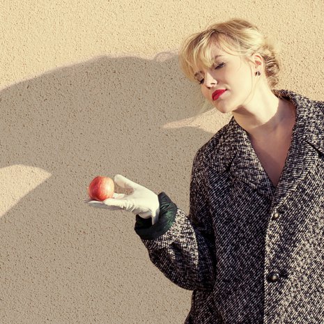 Laulaja ja lauluntekijä Yona kurkistaa silloin tällöin elämänohjeita tarot-korteistaan.