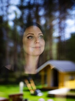 Tuija asui Metsäpirtin lastensuojeluyksikössä kuusi vuotta ja tunsi asuvansa kuin kotona. Muut nuoret olivat sisaruslauma, ja ohjaajat pitivät huolta.