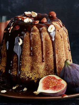 Jouluaaton odotus kutkuttaa, kun kaapissa piileskelee folioon kääritty kuivakakku.