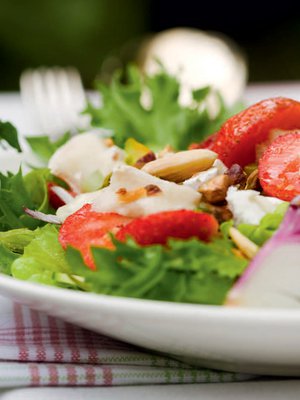 Mansikan seuraksi sopivat vuohenjuusto, feta ja mozzarella. Valitse mieleisin!