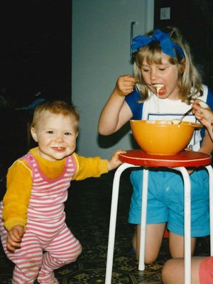 Äiti teki usein kakkutaikinaa vähän enemmän kupin pohjalta kaapimiseksi. Kuvassa vasemmalta oikealle: Johanna, Reetta ja Saara.