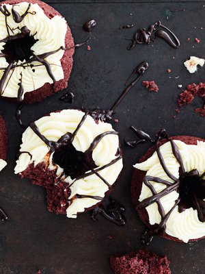 Seittiä muistuttava huoleton suklaaviirutus riittää koristelemaan donitsit halloween-juhliin.