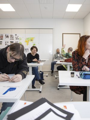 Istuminen luokkahuoneeseen <EP>oli aikamatka nuoruuteen. Tutut asennot löytyivät itsestään: jalan ojennus, käsi poskelle. Edessä Janne ja Anna, keskellä Anu, takana Sari ja Milko.