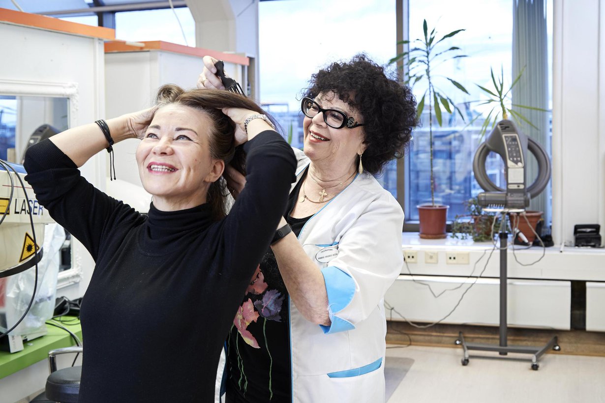 Annikki Hagros-Koski tutkii, ovatko hoidot tepsineet Anne Lampisen hiuksiin.