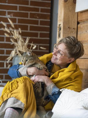 Marjut on käsitellyt paljon lapsuuttaan ja sitä, miksi hän koki pitkään riittävänsä vain, jos teki paljon töitä. Marjutin sylissä kissa Katti Matikainen. 