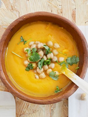 Kasvissosekeitto on arjen ja juhlan väripilkku.