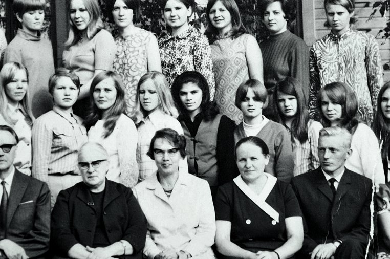 "16-vuotiaana Pitkälahden kristillisen kansanopiston luokkakuvassa. Olen tumma tyttö keskellä."