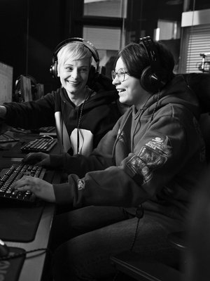 15-vuotias Eedi Suksi (oik.) haaveilee urasta pelisuunnittelijana. Annukka Suksi on kirjoittanut nuortenkirjoja nimellä Annukka Salama, ja Eedi toimii niiden esilukijana. ”Nuorten käyttämä kieli aiheutti myötähäpeää. Oli siistiä, että äiti kuunteli palautettani”, Eedi sanoo.