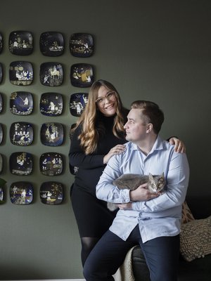 Taiteilija Raija  Uosikkisen (1923–2004) kädenjälki näkyy monissa suomalaiskodeissa. Uosikkinen  suunnitteli muun muassa Kaj Franckin astioihin koristeita. Arabian Kalevala-vuosilautaset olivat  tuotannossa 1976–1999.