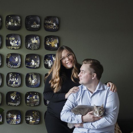 Taiteilija Raija  Uosikkisen (1923–2004) kädenjälki näkyy monissa suomalaiskodeissa. Uosikkinen  suunnitteli muun muassa Kaj Franckin astioihin koristeita. Arabian Kalevala-vuosilautaset olivat  tuotannossa 1976–1999.