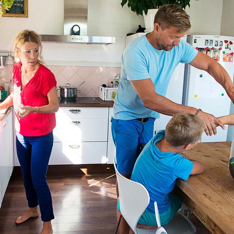 Susanne Peltola ja Jani Mäkinen keittiöhommissa. ”Meidän pojat eivät ole normiveikkoja. Mutta ihmistä, joka on täysin terve, ei vain ole tutkittu tarpeeksi!”