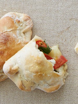 Calzone sopii naposteluruuaksi, koska se ei sotke sormia.