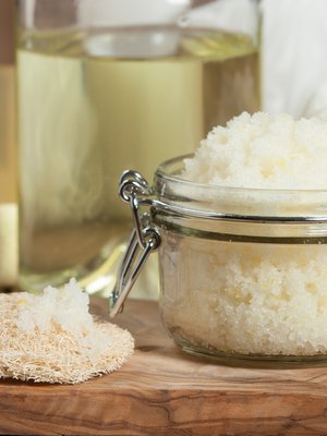 Kotitekoinen vartalokuorinta syntyy helposti suolasta ja öljystä. Kasvojen herkälle iholle kotiseokset voivat olla liian kuluttavia.