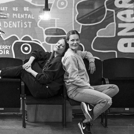 Inari Niemi (vas.) on ohjaaja ja hänen pikkusiskonsa Juuli Niemi käsikirjoittaja. Siskokset ovat tehneet yhdessä muun muassa kiitetyn Mieheni vaimo -sarjan. "Alkuun pysyttelimme tarkemmin tonteillamme, mutta nykyisin uskallamme isommin pallotella ja myllätä asioita yhdessä."