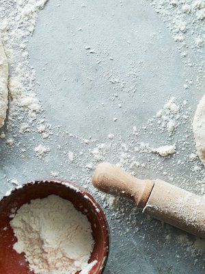 Anna pitojen kohota leivinpaperin päällä.