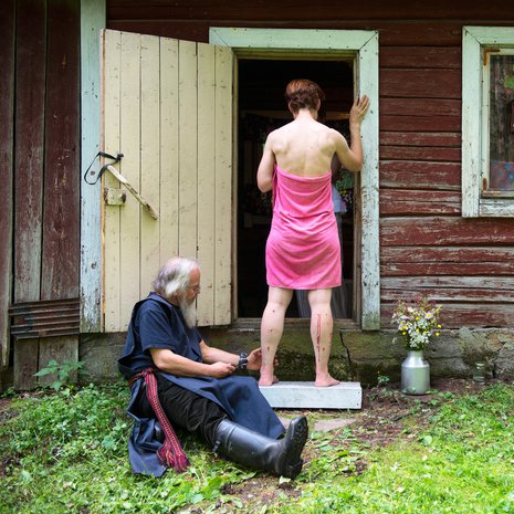 Korpille parantaminen ei ole rooli eikä ammatti. Hän ei ota hoidoista maksua, eikä hän edes paranna. ”Minä paapon.”