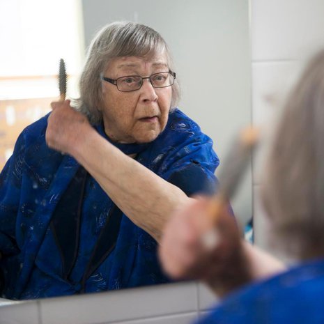 "Olin nuorena niin sanottu aito blondiini", Tuula Raatikainen sanoo kammatessaan aamulla hiuksiaan.