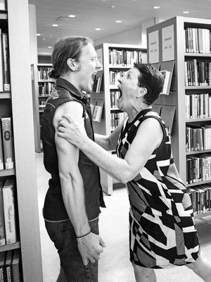 Sipe ja Sirkka Santapukkia yhdistää rakkaus kirjoihin. He ovat muutenkin läheisiä. Kun Sirkka asui Heinolassa, hän kävi poikansa luona joka päivä. Jos Sipe ei ollut paikalla, Sirkka hakkasi halkoja. Niillä Sipe on lämmittänyt saunaa jo neljä vuotta.