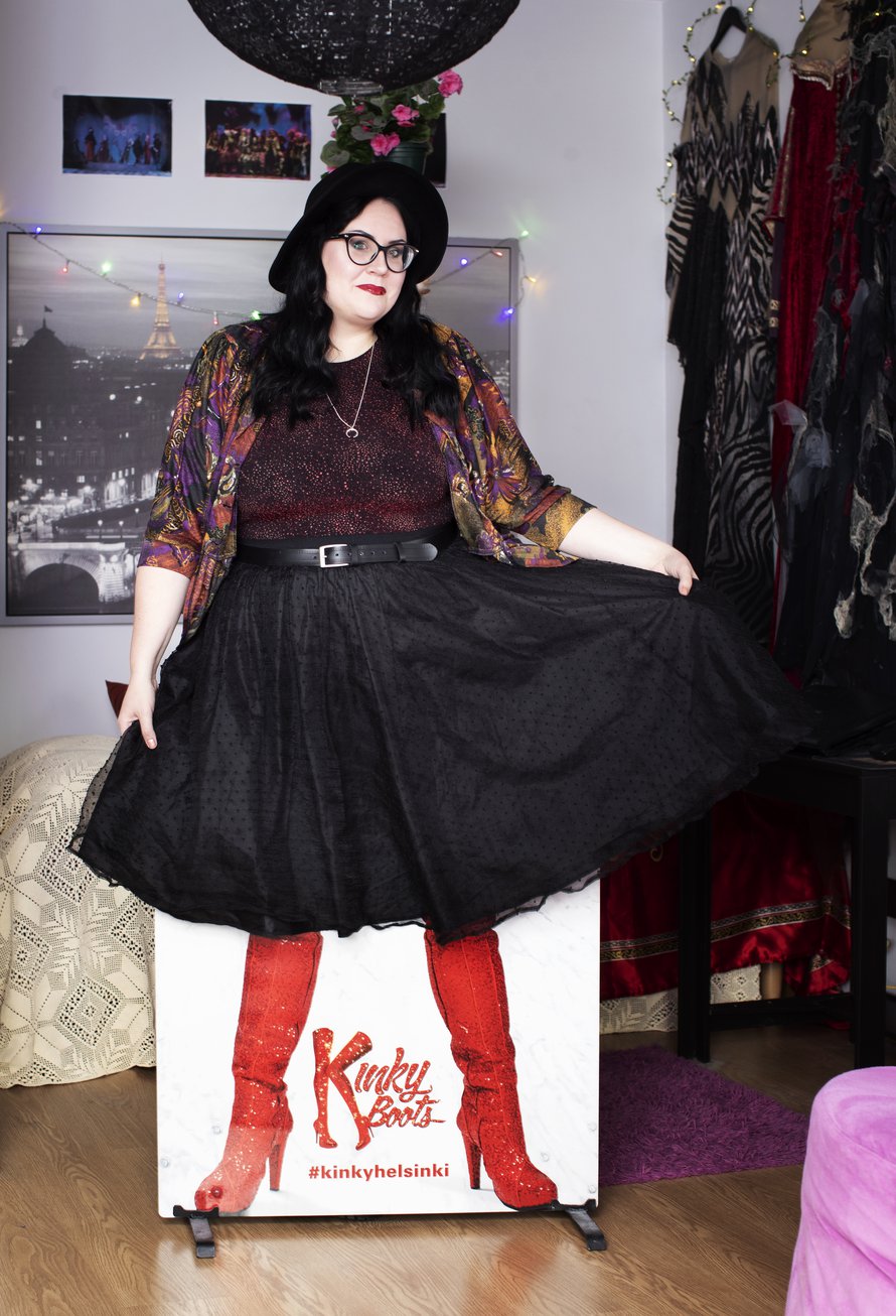 Kun teatterisali hiljenee ja Kinky Boots -musikaali alkaa, Riikka on kuin seitsemännessä taivaassa.