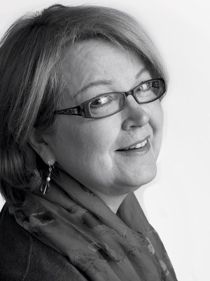 Psykologi ja psykoterapeutti Mirja Sinkkonen, 60, pitää ajattelusta. Koska se luonnistuu parhaiten kutoessa, hänellä on aina vähintään viisi neuletyötä kesken.