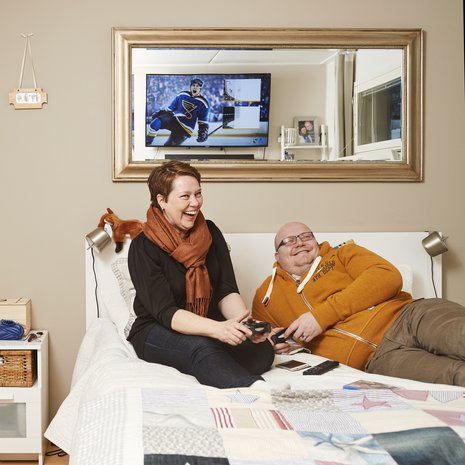 Hanna, 42, ja Sami, 39, Kölhi asuvat Espoossa. Hannan lapset Julia, 12, ja Noel, 11, asuvat heidän luonaan koko ajan, Samin poika Miko, 11, joka toisen viikon. Kun pari pelaa yhdessä Playstationin NHL-peliä, voitosta kisataan tosissaan.