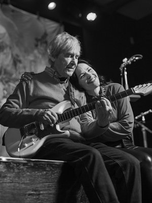 ”Kun soitamme isän kanssa yhdessä, ilmassa on taikaa. Soittaminen on erilaista kuin kenenkään muun kanssa, yhteys on ainutlaatuinen”, maailman parhaisiin lukeutuva blueskitaristi Erja Lyytinen sanoo.