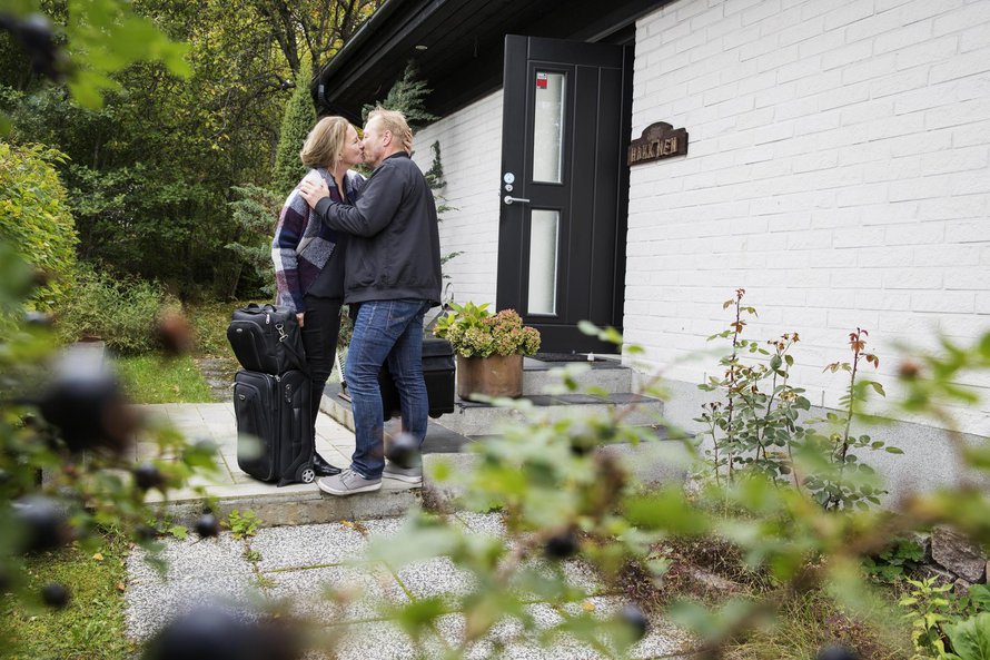Joskus Anne ja Vellu ehtivät nähdä vain ovella, kun toinen lähtee ja toinen palaa. Kotiintulijalle on aina ruokaa jääkaapissa.