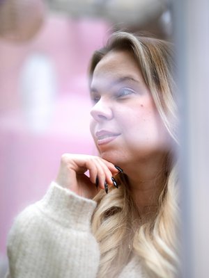 Vaikeista teinivuosista huolimatta Iina, 34, ei ole halunnut katkeroitua vaan keskittyä hyviin asioihin.  ”En voi vaikuttaa kaikkeen.”