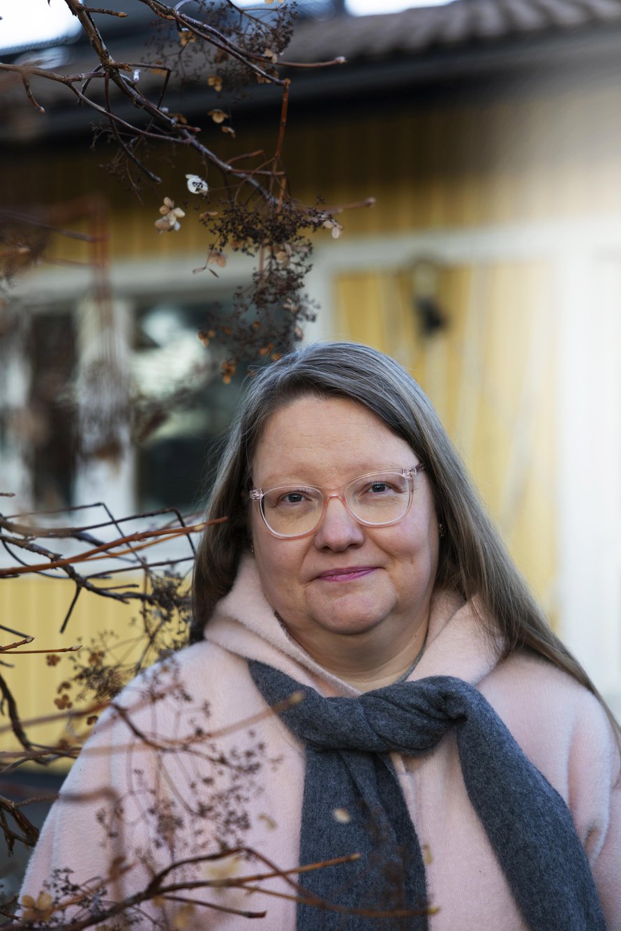 ”Kun ihmiset eivät puhu rahavaikeuksistaan kenellekään, he luulevat olevansa ainoita ja tyhmiä. Useimmiten taustalla on kuitenkin muutoksia ihmissuhteissa tai sairastuminen”, työssäänkin rahaongelmiin joutuneita kohtaava Soile Niemi sanoo.