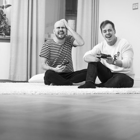 Erkka ja Juhani Mykkäsen joukkuenimi videopeleissä on Hupiukot. Juhani nauhoitti salaa pelisessioita ja koosti viime jouluksi niistä puolen tunnin videon. ”Pelaamme iltaisin Rocket League -peliä niin, että istumme molemmat kotisohvillamme kuulokkeet päässä. Se on rento tapa viettää aikaa yhdessä. Pelaaminen on vähän kuin saunomista: on jotain tekemistä, joten voi luontevasti joko olla hiljaa tai jutella mistä vain”, Juhani sanoo.