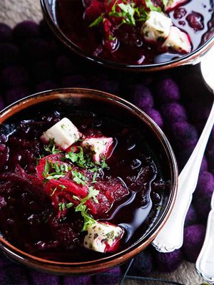 Lihansyöjän borssiin sopivat ruskistetut nakkipalat tai meheväksi hautunut naudanliha.