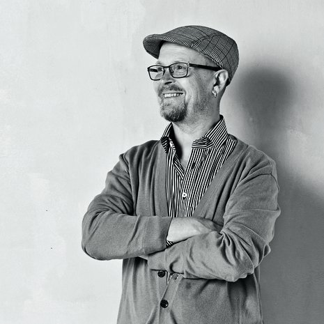 Jussi Kinnunen, 53, on päihdeterapeutti, seksuaalineuvoja ja muusikko, joka rakastaa scifi-kirjallisuutta. Hän soittaa Veljekset Kinnunen -orkesterissa ja hänellä on terapeutin vastaanotto Helsingissä Eiran sairaalassa.