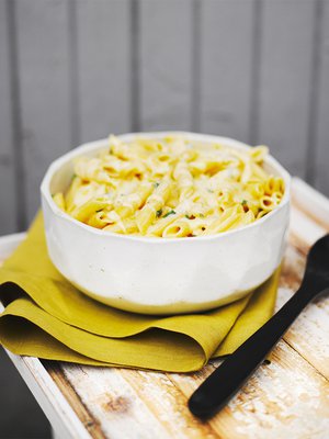 Pecorino on kuiva, kirpeän pikantti lampaanmaitojuusto. Fontina on valmistettu lehmänmaidosta. Voit korvata sen rasvaisella kermajuustolla, gruyerellä tai goudalla.