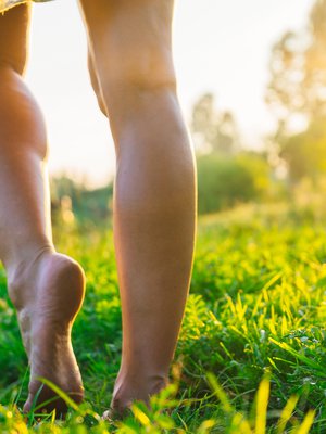 Yksi kesän ihanista nautinnoista on paljain jaloin kävely! Sen jälkeen on kuitenkin punkkisyynin aika.