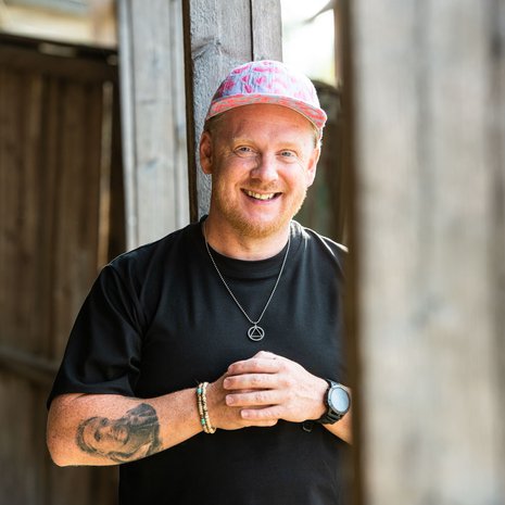 Lasse yrittää olla kiitollinen pienistä asioista, mutta ei aina onnistu. ”Huonoina päivinä ajattelen, että pitäisi olla enemmän rahaa, nerouttani pitäisi ymmärtää paremmin ja haluaisin olla 20 kiloa laihempi heti huomenna ihan treenaamatta.”