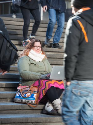 Freelancer-moderaattori Saga Raippalinna pystyy tekemään töitä missä tahansa. ”Jos olen jonkin talon palveluksessa, pysyn toimistossa toisten moderaattoreiden seurassa. Heidän kanssaan on hyvä pallotella ajatuksia, kun tulee hankala paikka.”