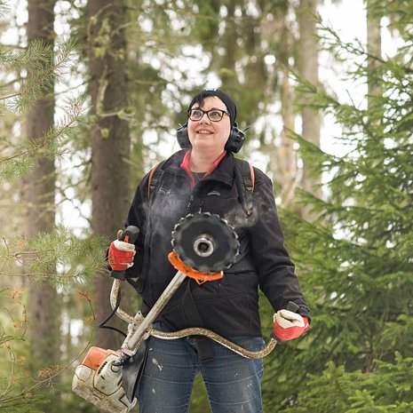 Maarit Talvitie, 53, on myymäläassistentti ja asuu Ilmajoella. Metsätyöt Maarit tekee Isossakyrössä. Raivaussaha omissa käsissä on Maaritin toteutunut haave.