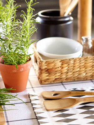 <p><p>Kattauksessa yrtit toimivat koristeina ja mausteina. Taidanpa kattaa seuraaviin illanistujaisiin jokaiselle vieraalle oman yrttiruukun lautasen viereen!  Kuva: <span class="photographer">Anno / Kodin Ykkönen.</p></p></span>