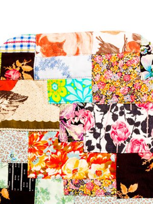 Tuolinpäällinen on Ritvan ensimmäisiä tilkkutöitä. Siihen on käytetty vanhoista vaatteista leikattuja tilkkuja.