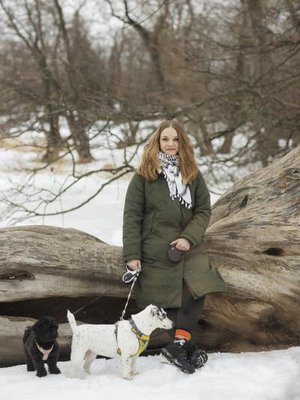 ”Pari vuotta minulla on ollut hyvä taloudellinen tilanne eikä pakkoa syynätä jokaista ostosta. Saan silti tyydytystä, kun kirjaan excel-taulukkoon tuloni ja seuraan kaupan sovelluksesta, mihin käytän rahaa”, Meri Valkama sanoo. Koirat Myy ja Alma vievät Merin monta kertaa päivässä ulkoilemaan.