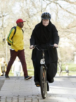 65-vuotias Liisa Toppila asuu Helsingissä ja teki uransa lääkärinä ja Valviran lääkintöneuvoksena. Nunna Elisabetiksi hänet vihittiin kuusi vuotta sitten. Hänen lempiruokansa on ensimmäiset uudet perunat kastikkeenaan voita, vettä ja suolaa.